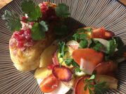 Una foto de ensalada peruana de cebolla morada