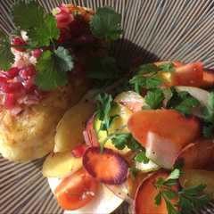 Una foto de Papa rellena a la peruana con ensalada de verduras crocantes y salsa de granadilla.