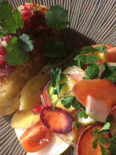 Una foto de Papa rellena a la peruana con ensalada de verduras crocantes y salsa de granadilla.