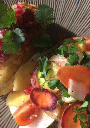 Una foto de Papa rellena a la peruana con ensalada de verduras crocantes y salsa de granadilla.