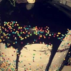 A picture of Chocolate inside surprise cake.