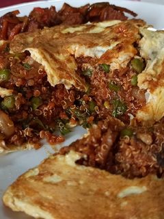 Una foto de Omuquinoa (omurice comida japonesa)