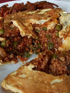 Una foto de Omuquinoa (omurice comida japonesa)