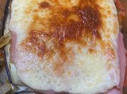 Una foto de lasaña keto