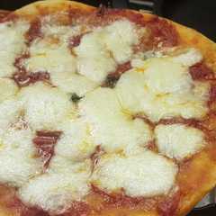 A picture of Pizza margherita.
