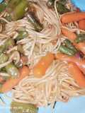 Udon con zanahorias, espárragos y erizos