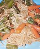 Udon con zanahorias, espárragos y erizos