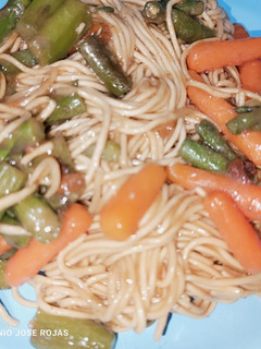 Una foto de Udon con zanahorias, espárragos y erizos