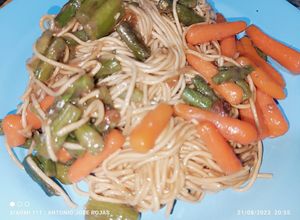 Foto principal de Udon con zanahorias, espárragos y erizos