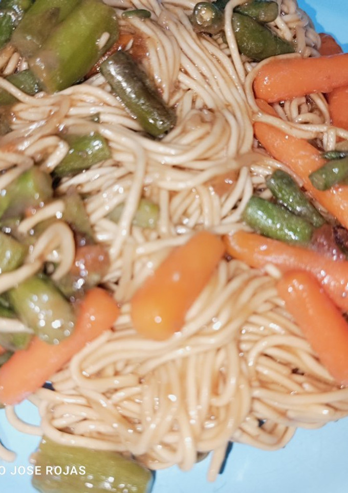 Una foto de Udon con zanahorias, espárragos y erizos