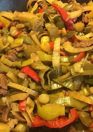 Une photo de Wok de bœuf au fenouil poivrons rouges et verts poireaux 4 épices et sauce soja