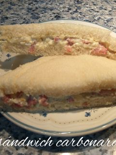 Una foto de Sándwich carbonara rodilla