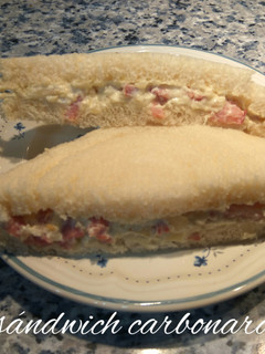Una foto de Sándwich carbonara rodilla