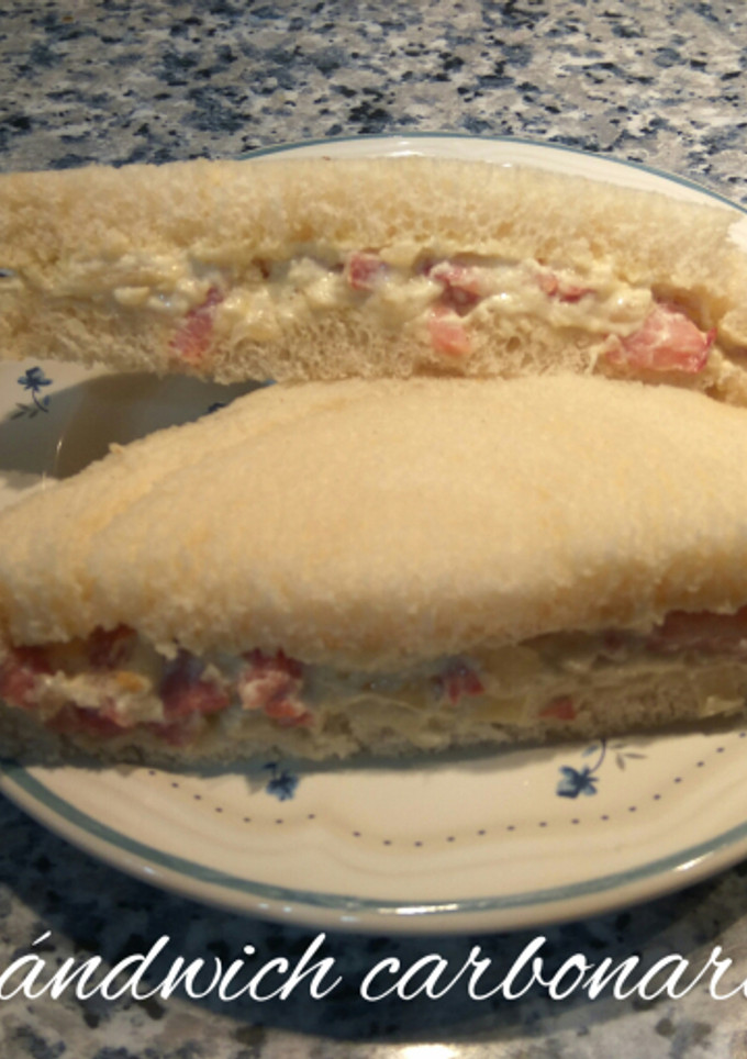Una foto de Sándwich carbonara rodilla