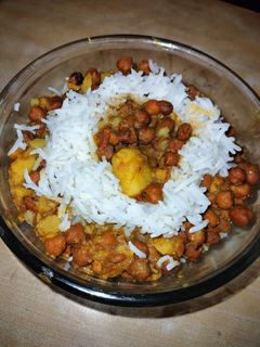 काले चने आलू, चावल के साथ (kale chane aloo chawal ke sath recipe in Hindi) रेसिपी मुख्य फोटो