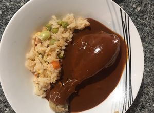 Una foto de Piernitas de pollo en mole estilo mamá