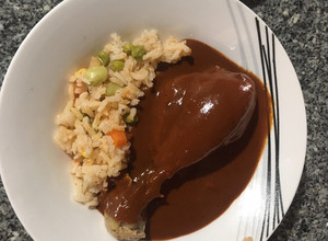 Una foto de Piernitas de pollo en mole estilo mamá