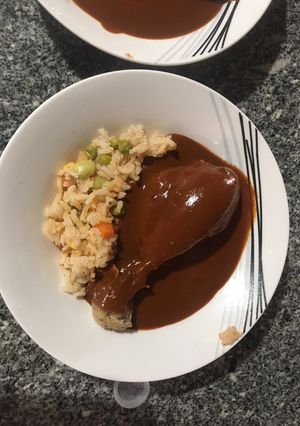 Una foto de Piernitas de pollo en mole estilo mamá