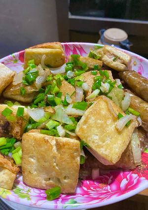 Hình của món Đậu nhồi thịt tẩm hành lá.