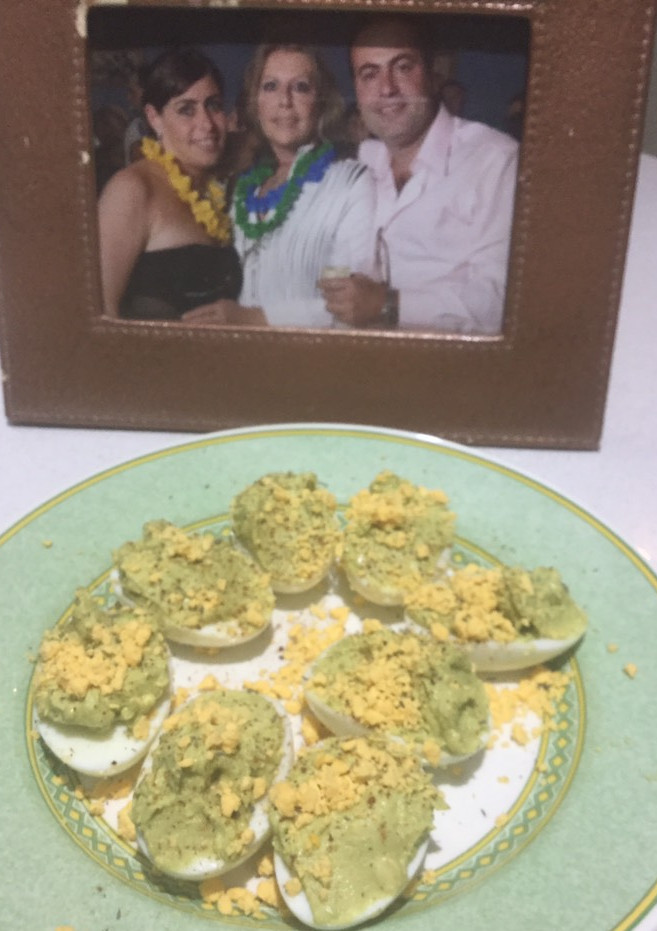 Una foto de Huevos Rellenos de Palta y Queso 🧀 Azul