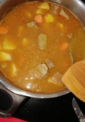 Una foto de Guiso de patatas con carne de cerdo
