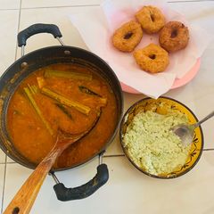 A picture of Vada Sambhar with coconut Chutney.