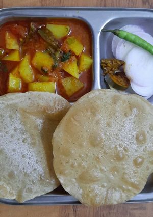 A picture of Aloo puri.