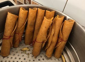 Una foto de Tacos dorados de pollo