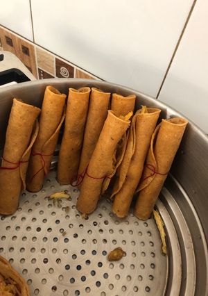 Una foto de Tacos dorados de pollo
