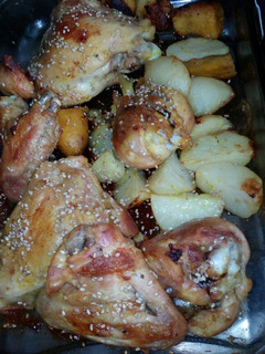 Una foto de Pollo al horno, con sésamo, papas y boniato
