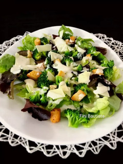 Una foto de Ensalada César con brócoli