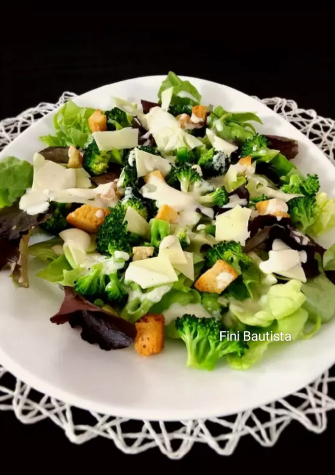 Una foto de Ensalada César con brócoli