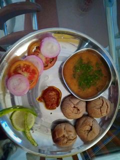दाल बाटी (dal bati recipe in hindi) रेसिपी मुख्य फोटो