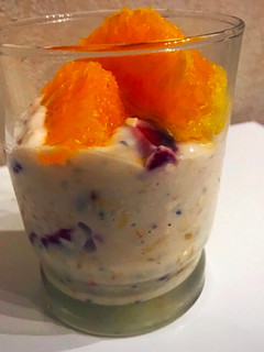Una foto de Desayuno para llevar light de naranja y frutilla con avena