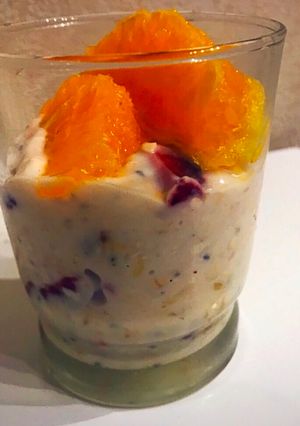 Una foto de Desayuno para llevar light de naranja y frutilla con avena