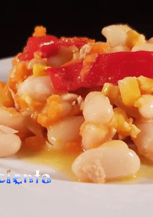 Una foto de Ensalada de alubia blancas cocidas con vinagreta de miel y mostaza