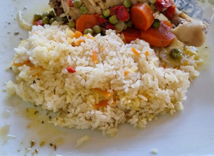 Una foto de Pollo arvejado