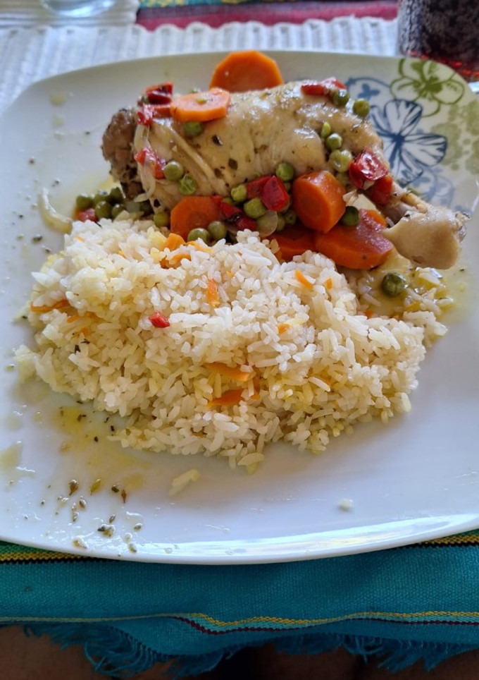 Una foto de Pollo arvejado