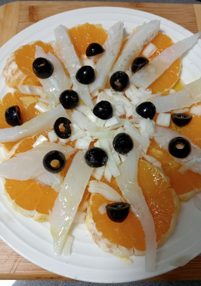 Una foto de 🥗Ensalada de naranja 🍊y bacalao 🐟
