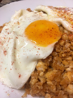 Una foto de Migas de coliflor con huevos a la plancha