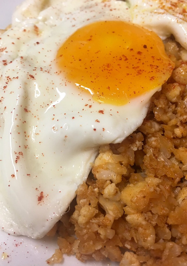 Una foto de Migas de coliflor con huevos a la plancha