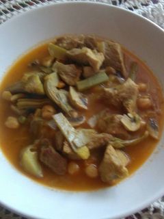 Una foto de Estofado de magro de cerdo con garbanzos y alcachofas de Vinarós