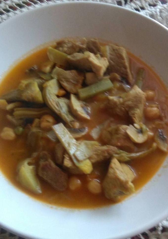 Una foto de Estofado de magro de cerdo con garbanzos y alcachofas de Vinarós
