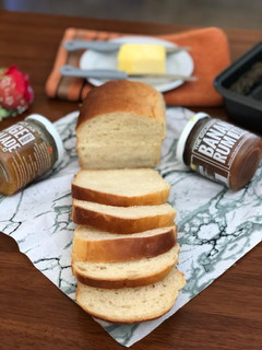 હોમમેડ વ્હાઈટ બ્રેડ. (White bread recipe in Gujarati) રેસીપી મુખ્ય ફોટો