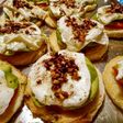 Tostadas de tomate, aguacate y mozzarella