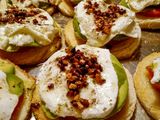 Tostadas de tomate, aguacate y mozzarella