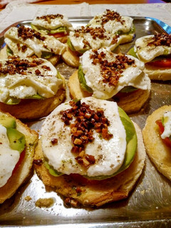 Una foto de Tostadas de tomate, aguacate y mozzarella