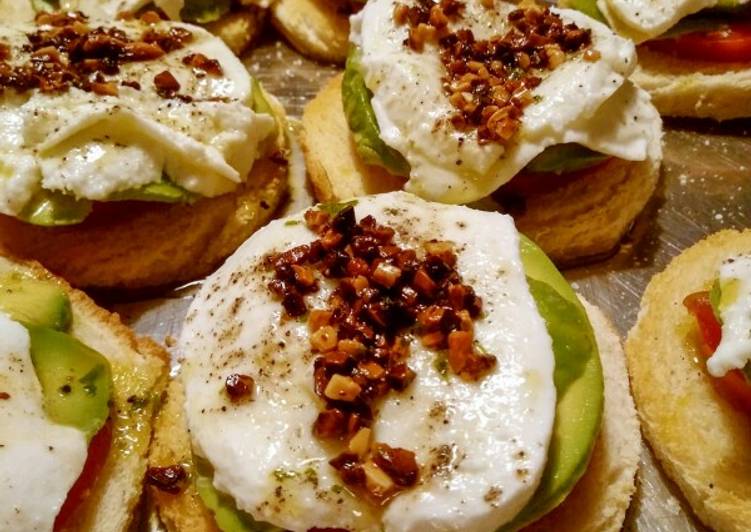 Tostadas de tomate, aguacate y mozzarella