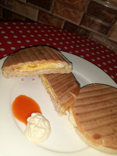صورة لوصفة ساندويج البيض بالمورتديلا 🍳🥪🥓