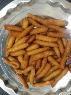 चावल की मठरी (Chawal ki mathri recipe in hindi) रेसिपी मुख्य फोटो